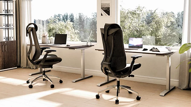 Czarne, tapicerowane krzesło bez zagłówka ustawiono w pomieszczeniu między klonowymi meblami - w otoczeniu szafy i biurka.